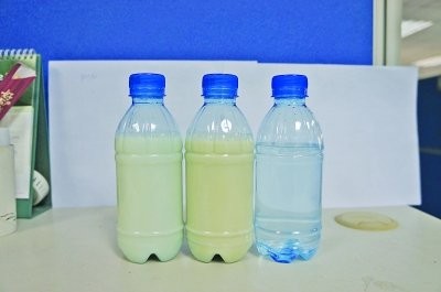 Chai nước pha bột đậu hóa chất vẫn trong suốt (bên phải), sau khi thêm một chút sữa đậu nành biến thành sữa đậu nành, thật giá khó phân biệt